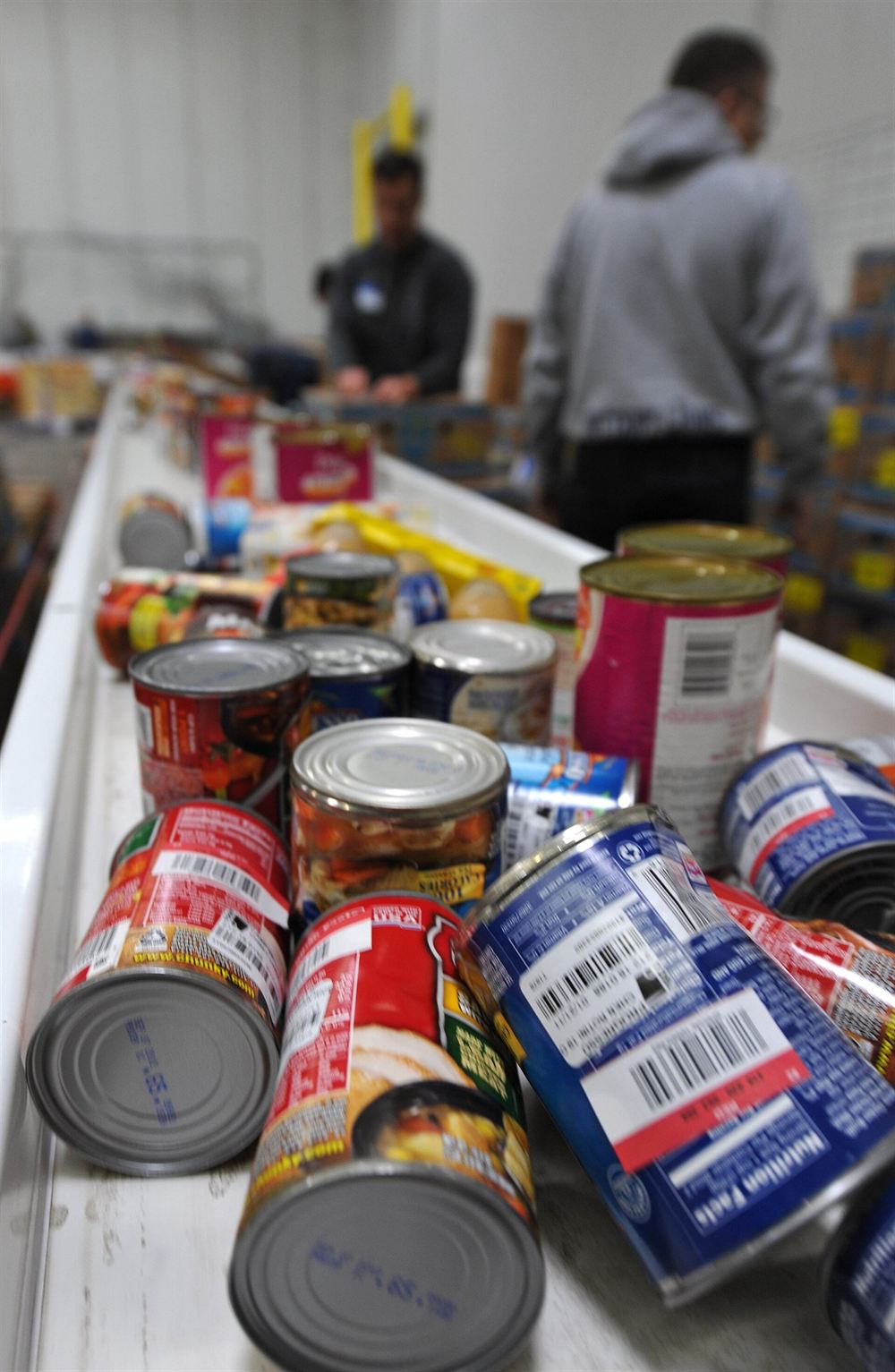Консерви та продукти, розкладені на столі для формування наборів