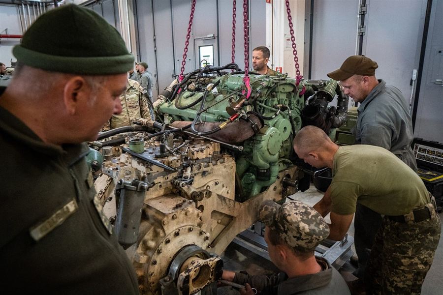 Військовослужбовці ремонтують техніку в майстерні
