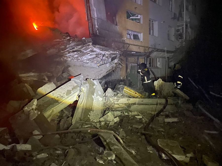 Рятувальники гасять пожежу в пошкодженому обстрілом будинку